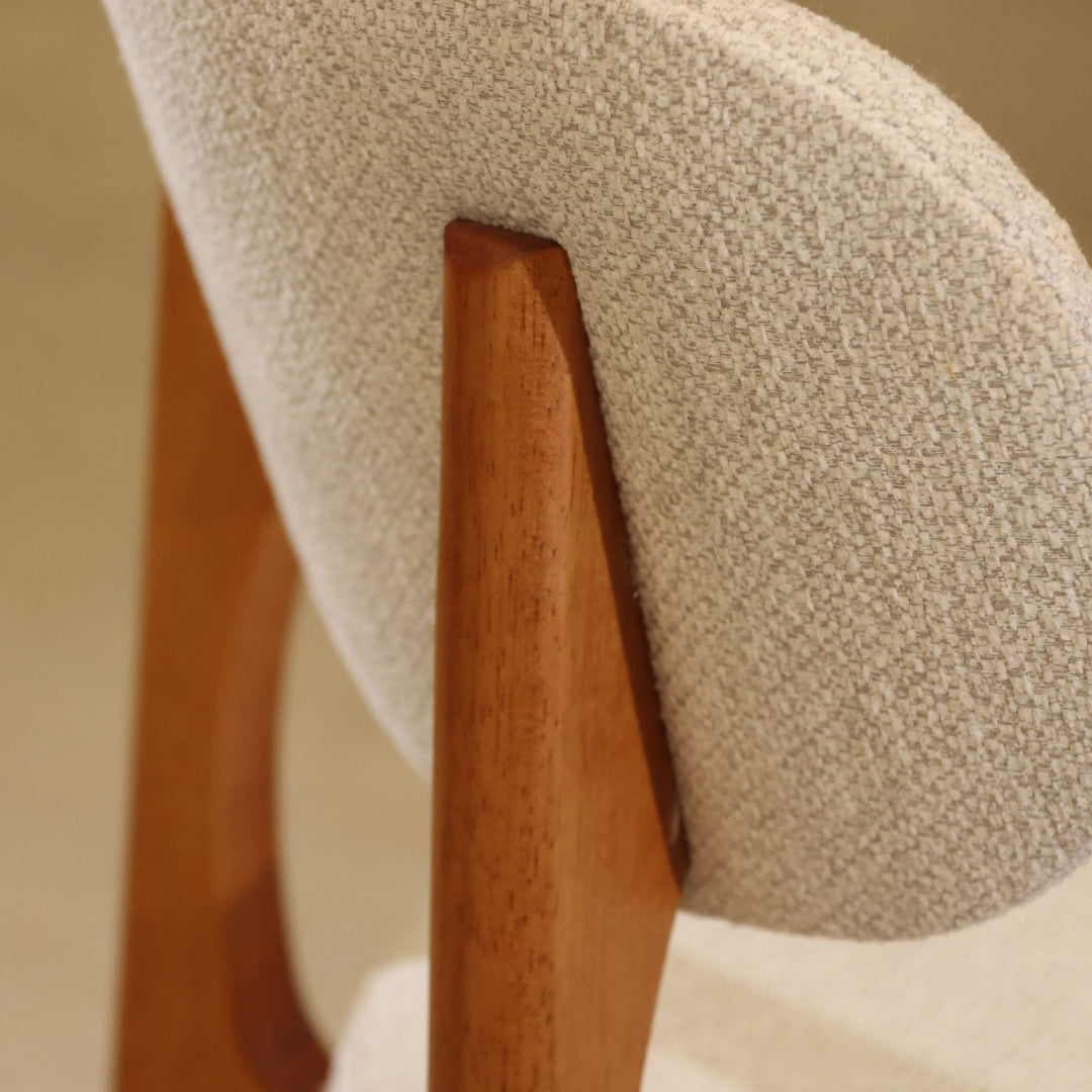 Poltrona Selene Estofada em Madeira Maciça