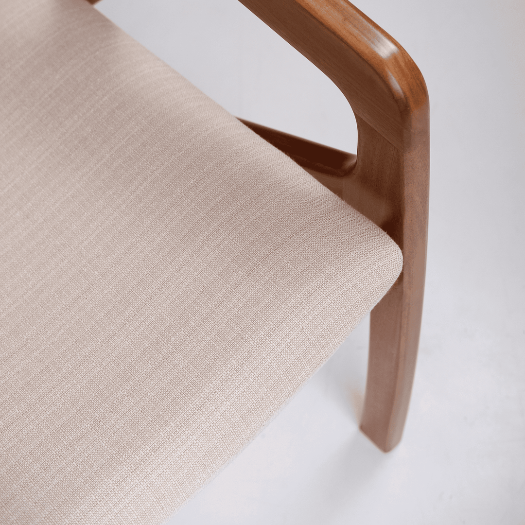 Poltrona Robusta em Madeira Maciça