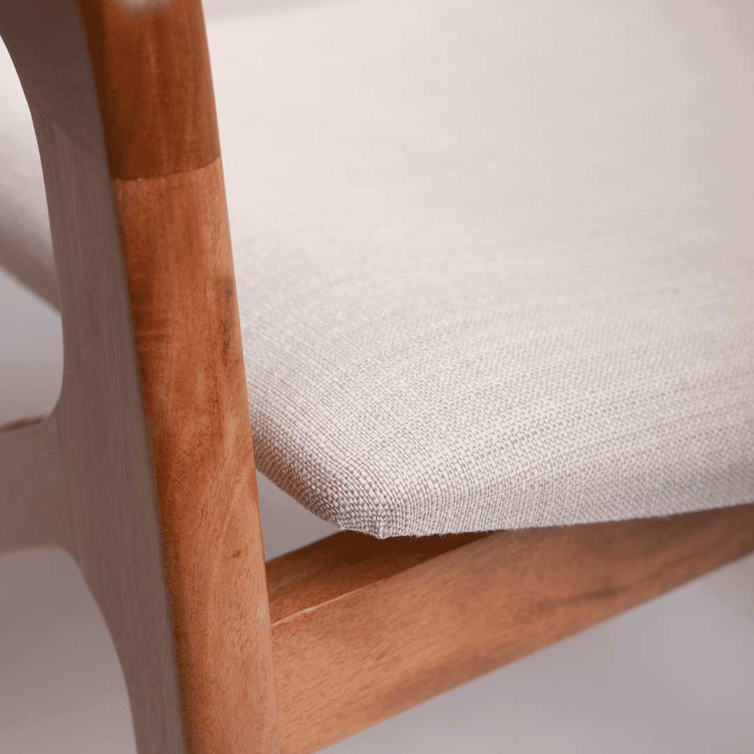 Poltrona Robusta em Madeira Maciça