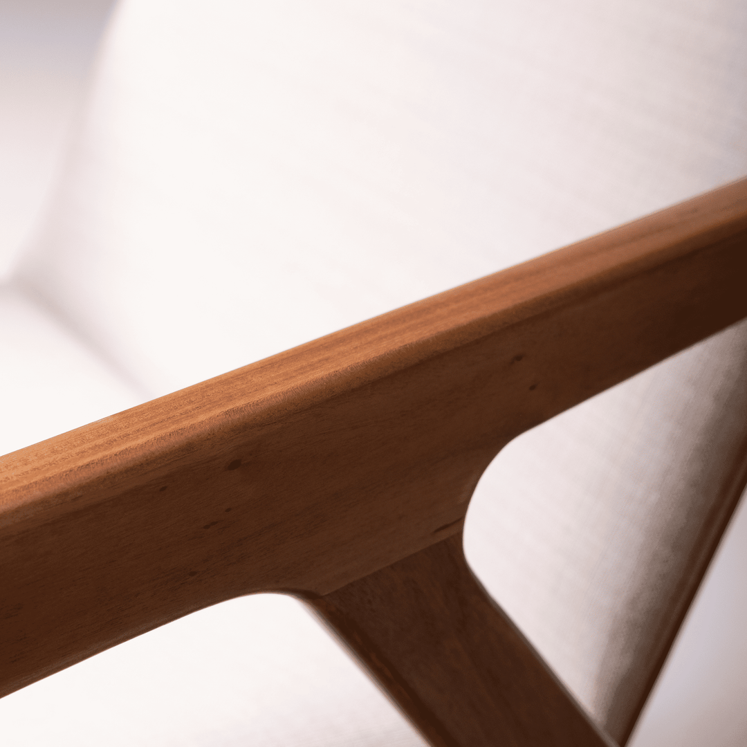 Poltrona Robusta em Madeira Maciça