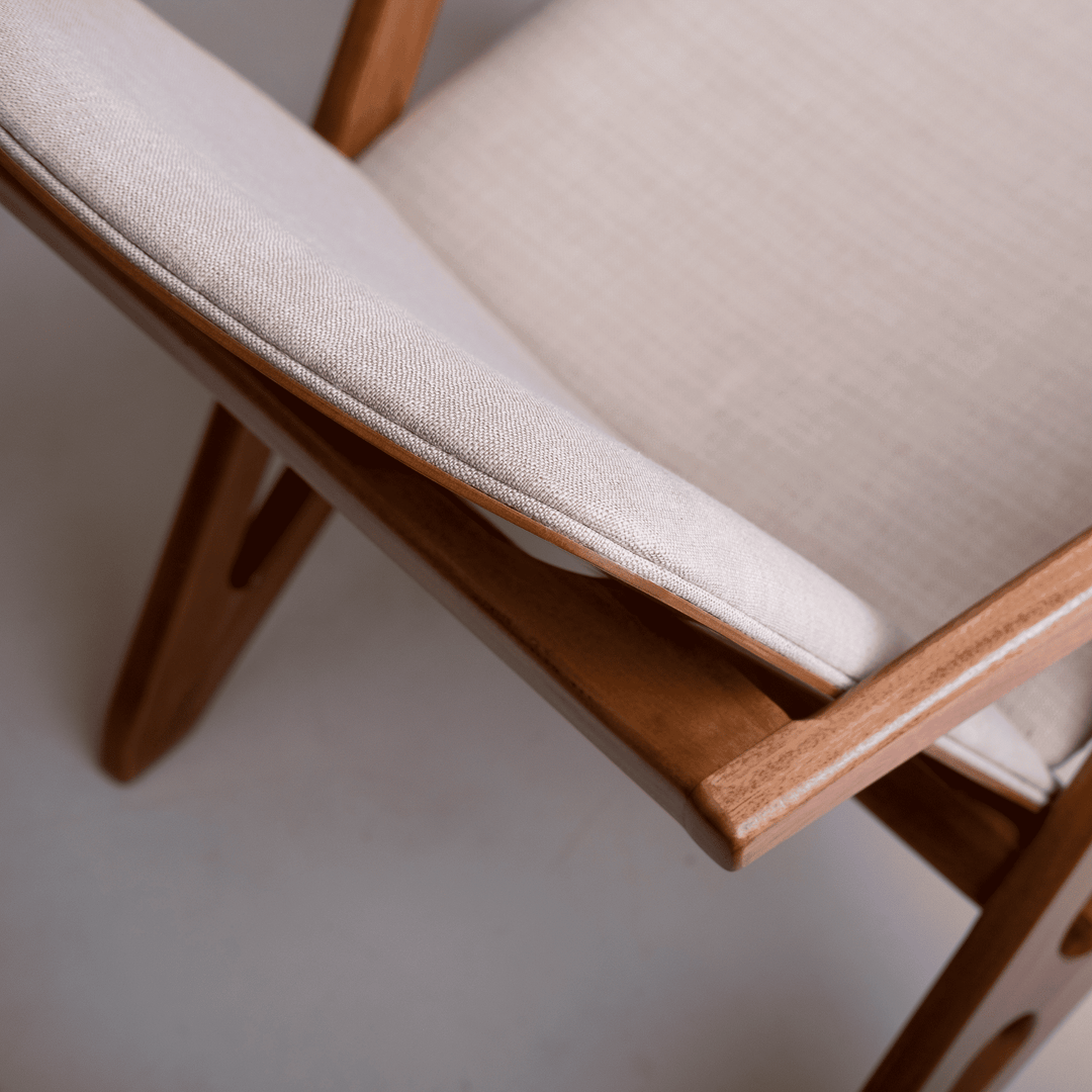 Poltrona Robusta em Madeira Maciça