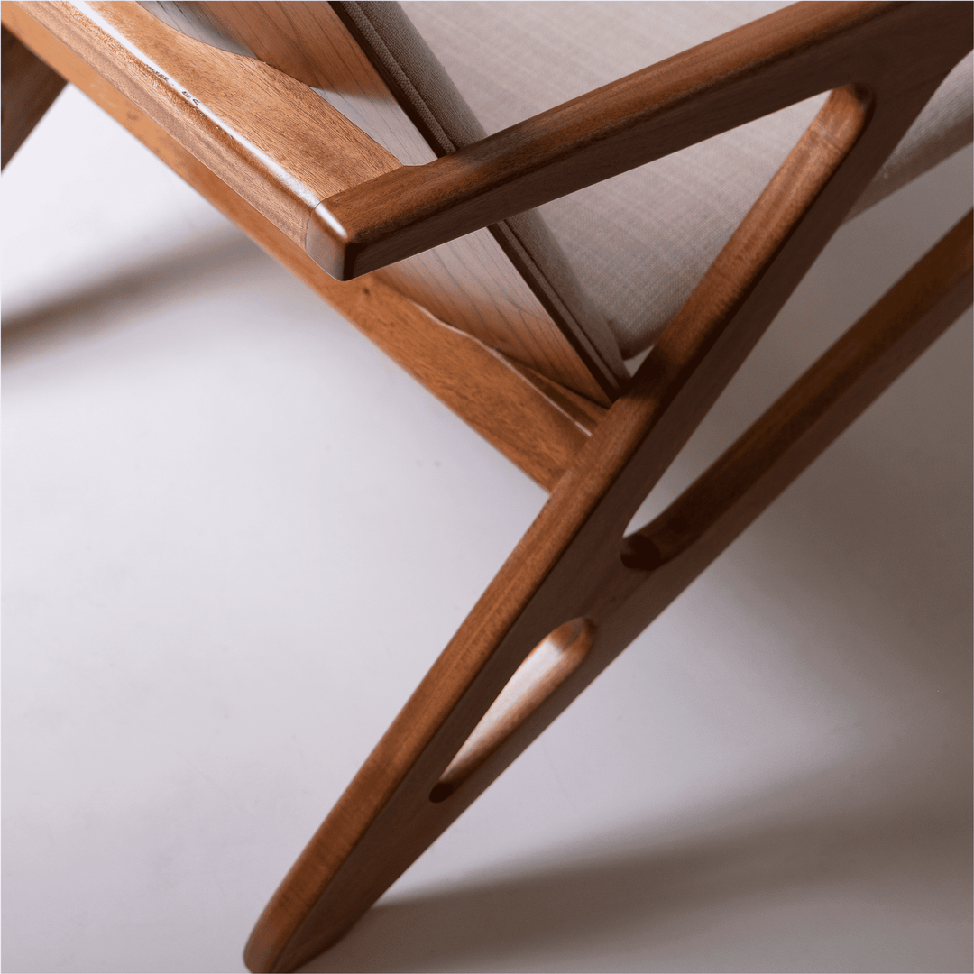 Poltrona Robusta em Madeira Maciça