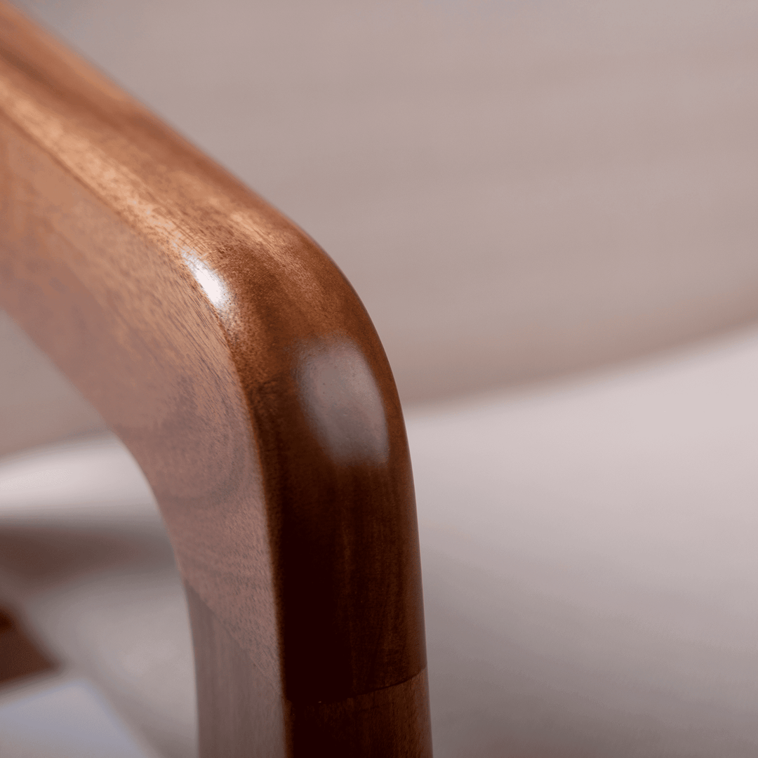 Poltrona Robusta em Madeira Maciça