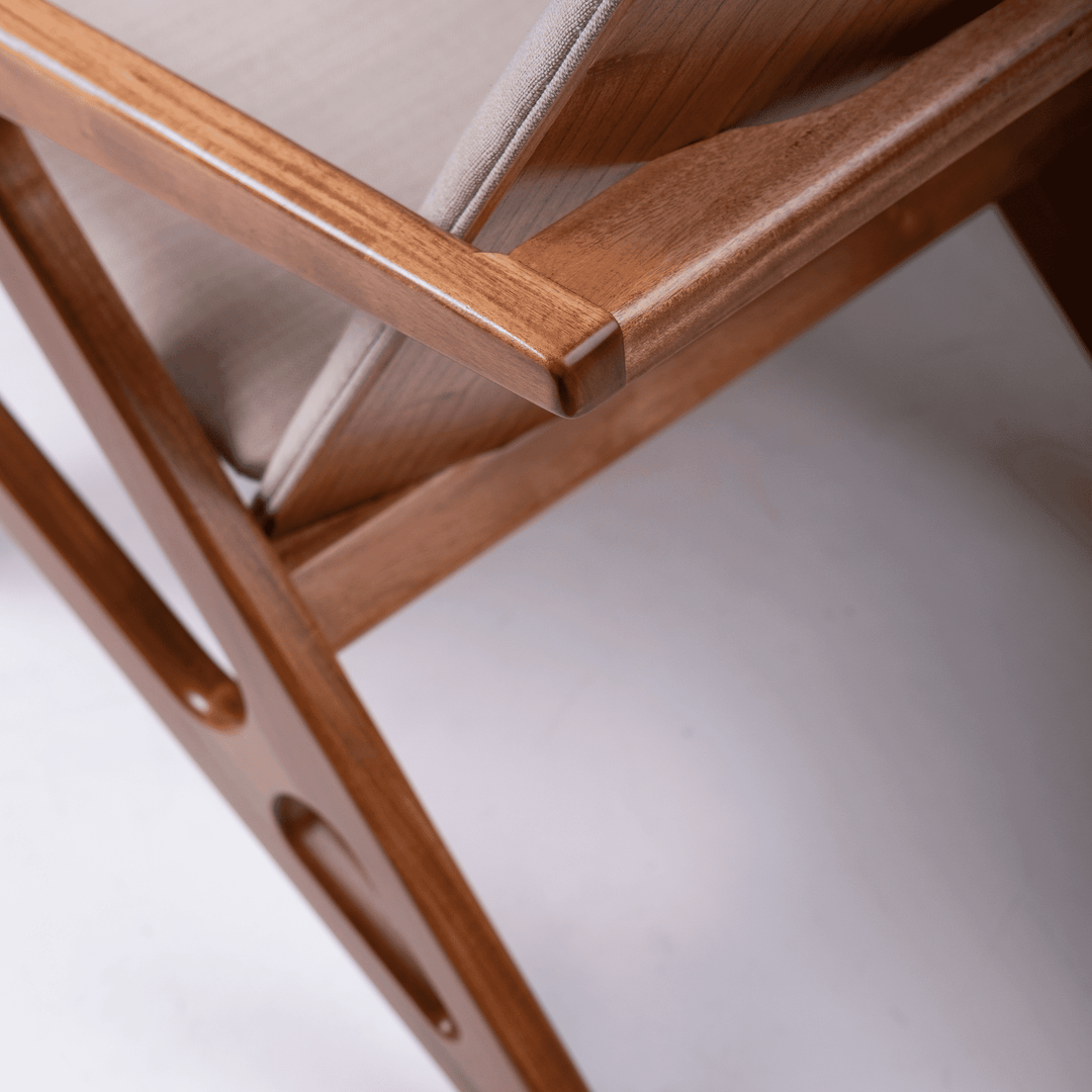 Poltrona Robusta em Madeira Maciça