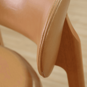 Poltrona Selene Estofada em Madeira Maciça Couro